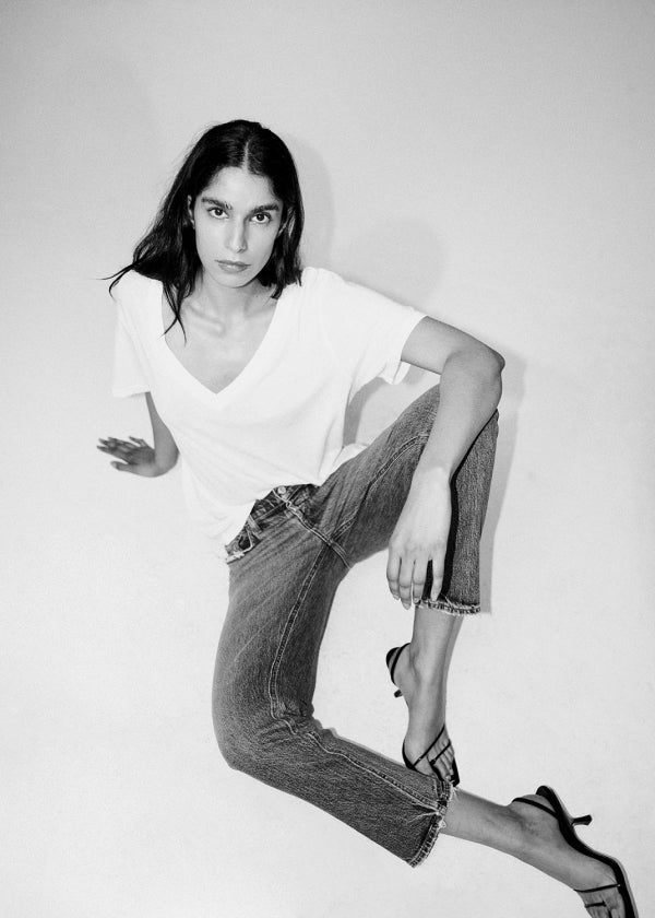 Model in einer Jeans der Marke AGOLDE